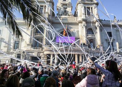 Imagen secundaria 1 - Suenan las primeras doce campanadas de la Nochevieja en Valencia