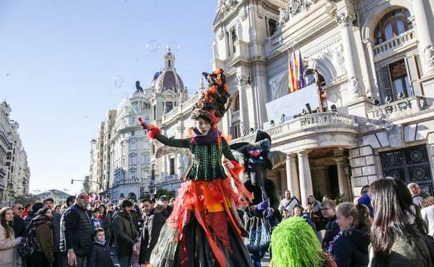 Imagen principal - Suenan las primeras doce campanadas de la Nochevieja en Valencia