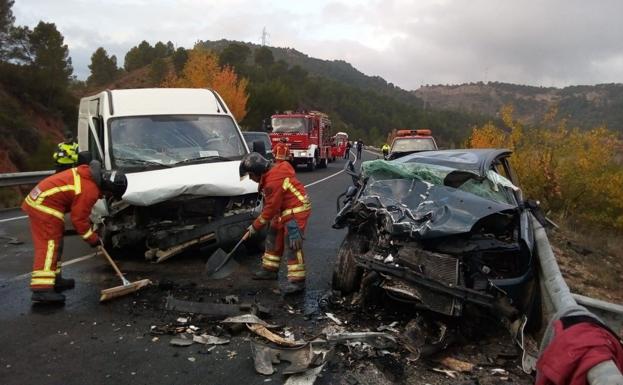 Miembros del Consorcio Provincial de Bomberos de Valencia limpian la calzada tras un reciente accidente. 