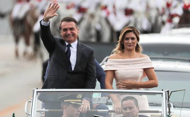 Bolsonaro llega en descapotable a la ceremonia. 