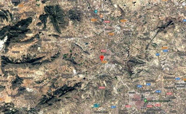 Herida una conductora al chocar con un árbol y volcar en Crevillent