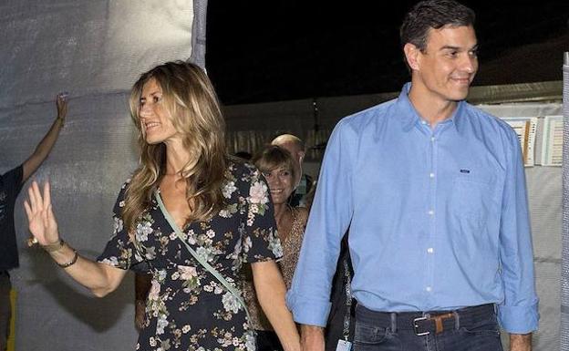 Pedro Sánchez y su esposa, Begoña Gómez (i), a su llegada al concierto que la banda estadounidense 'The Killers' ofreció en el FIB. 