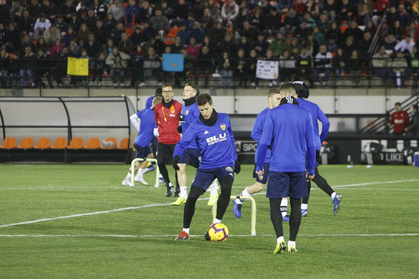 Fotos: El Puchades se queda pequeño en el entrenamiento del Valencia CF