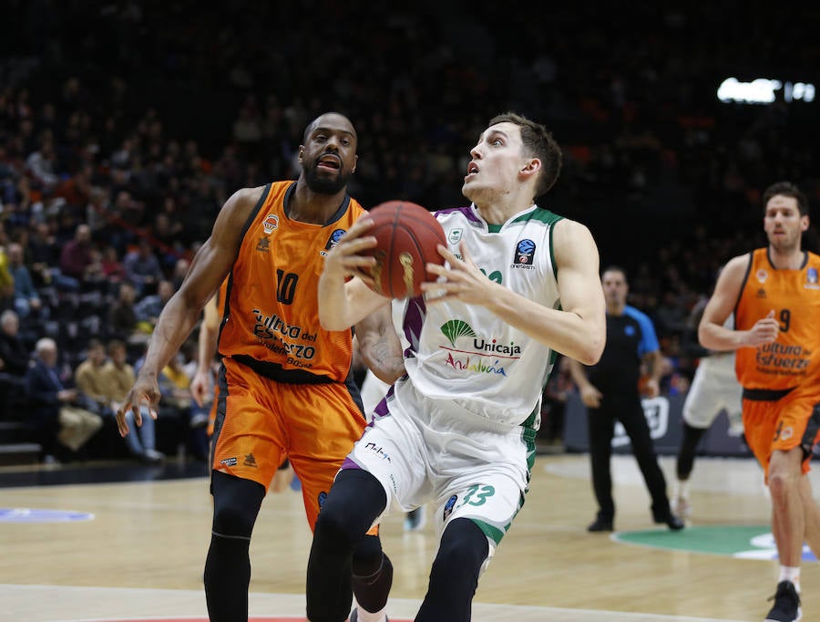 Estas son las imágenes que deja el primer partido del Top16 de EuroCup en la Fonteta. La victoria ha sido para el conjunto taronja por 85-74