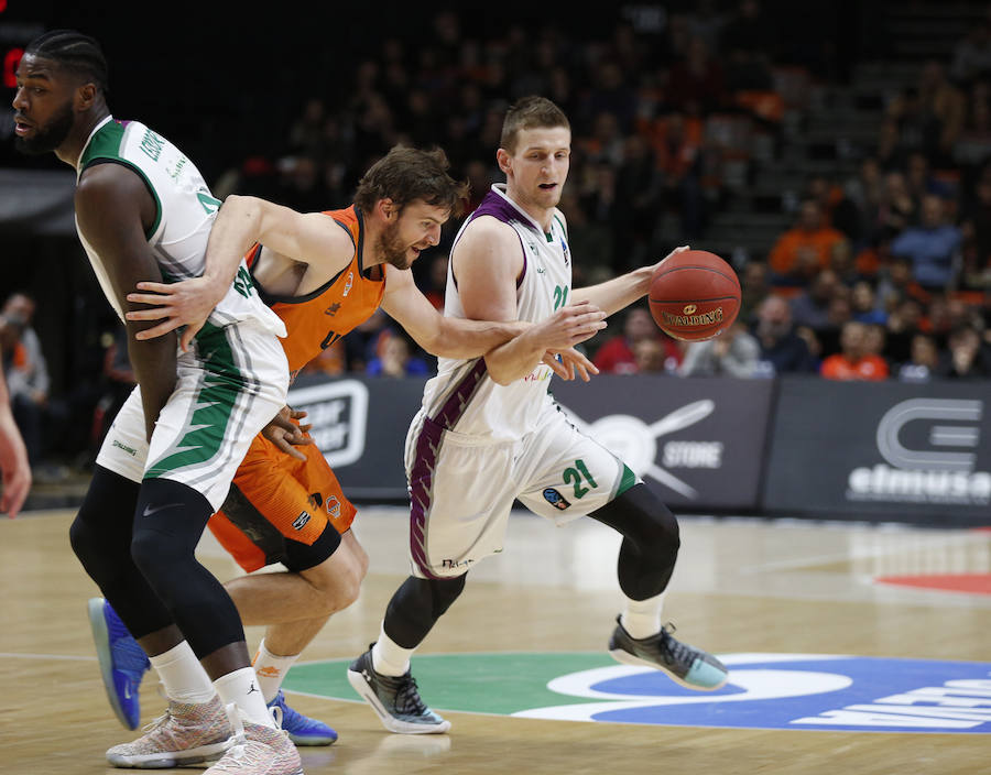 Estas son las imágenes que deja el primer partido del Top16 de EuroCup en la Fonteta. La victoria ha sido para el conjunto taronja por 85-74