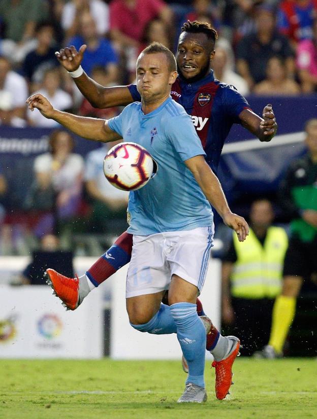 Doukouré brega con Lobotka durante el partido frente al Celta. 