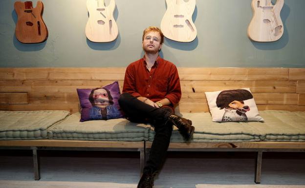 Con una guitarra se aficionó a la música Fernando Boix. 