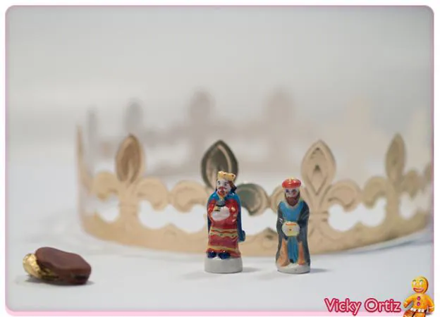 Figuritas y haba del roscón de Reyes