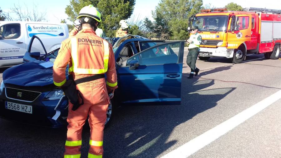 Dos niñas de cuatro y nueve años, hijas del matrimonio, resultaron ilesas al viajar en sus sillas infantiles cuando se produjo el accidente en la A-7