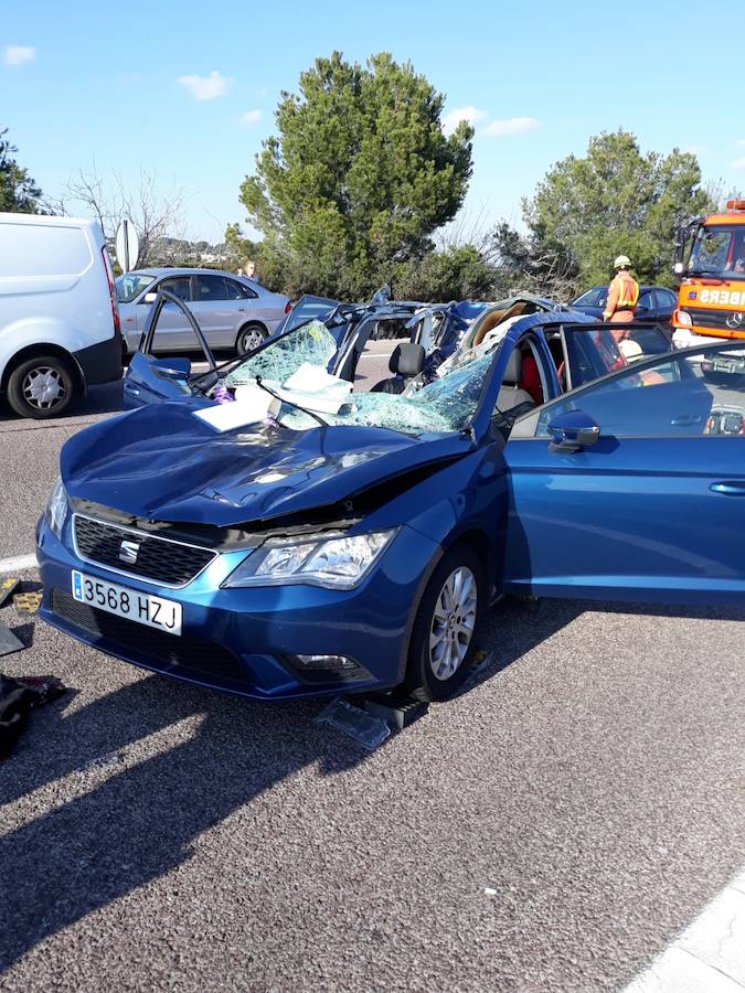 Dos niñas de cuatro y nueve años, hijas del matrimonio, resultaron ilesas al viajar en sus sillas infantiles cuando se produjo el accidente en la A-7