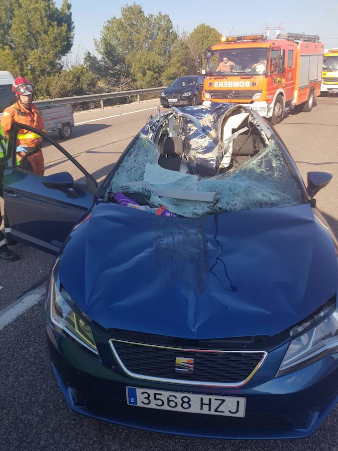 Dos niñas de cuatro y nueve años, hijas del matrimonio, resultaron ilesas al viajar en sus sillas infantiles cuando se produjo el accidente en la A-7