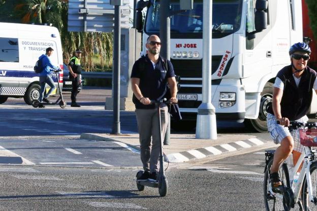 Un usuario de patinete circula por un carril bici ayer en el centro. 