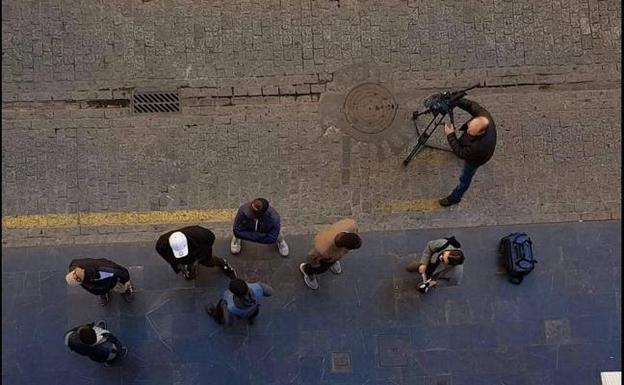 Los manteros se amotinan en Ciutat Vella tras una presunta agresión policial en el Marítimo