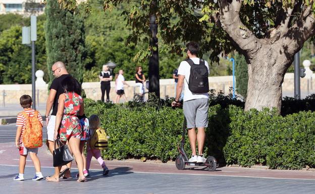 Patinetes circulando por Valencia en día de Año Nuevo.