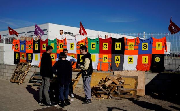 Trabajadores en huelga de Amazon en San Fernando de Henares (Madrid).