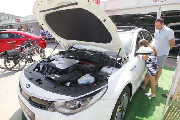 Vehículo enchufable en una feria del automóvil híbrido y eléctrico. 