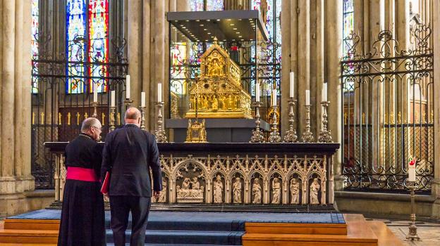 Relicario recubierto de oro y
piedras preciosas donde se
guardan los huesos de los
Reyes Magos detrás del altar
mayor de la catedral de
Colonia. Abajo, el cuadro de
Giotto, con la adoración de
los Magos y el cometa
Halley ('la estrella de
Oriente') al fondo.
