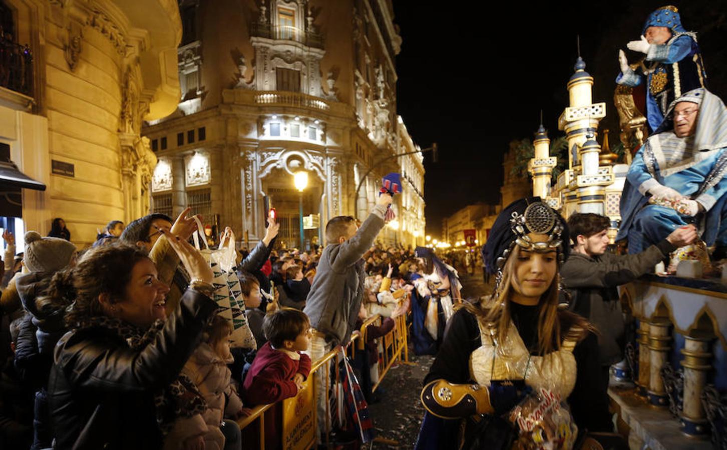 Sus Majestades de Oriente recorren todo el centro de la ciudad en la noche más mágica del año