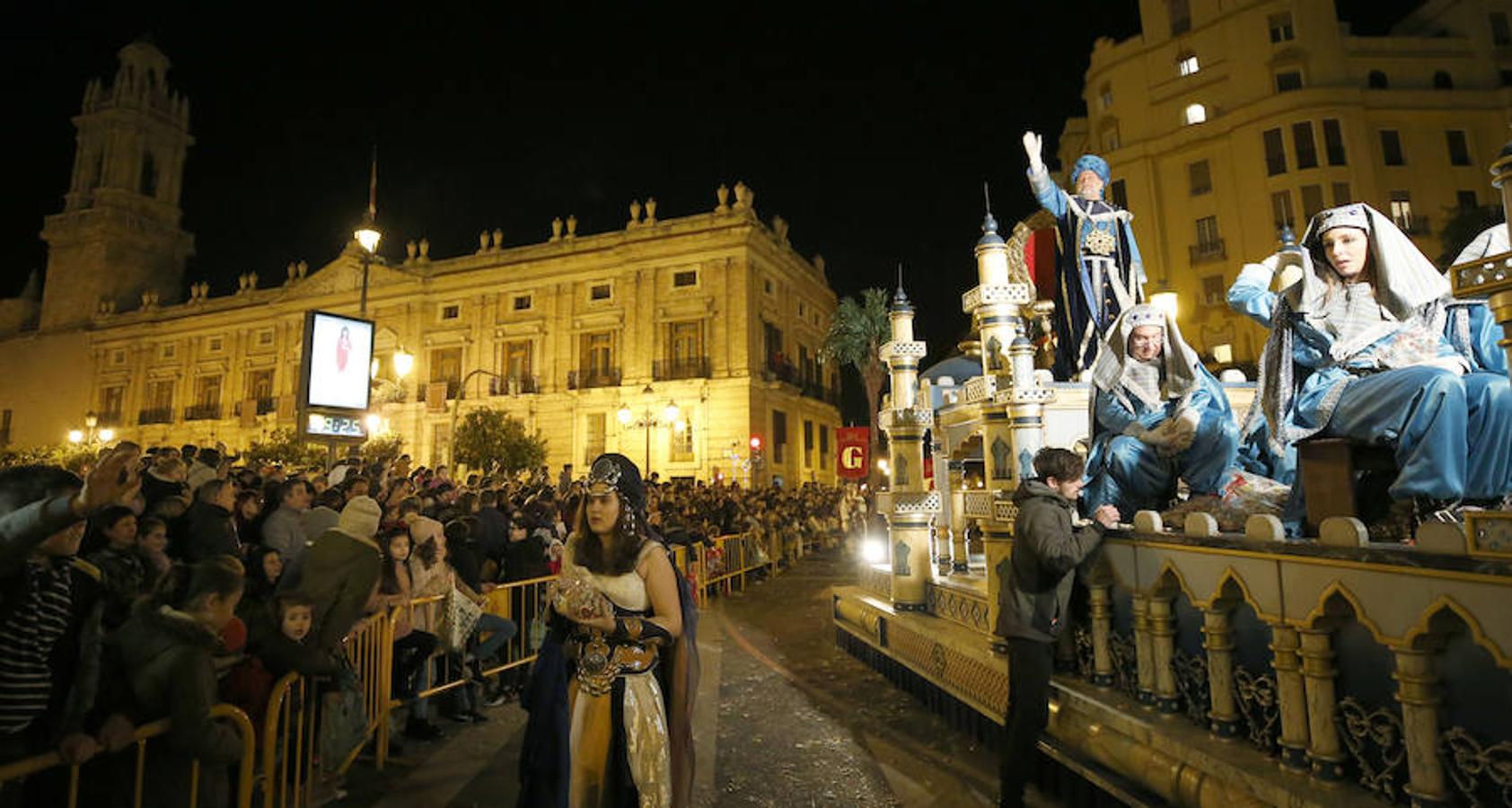 Sus Majestades de Oriente recorren todo el centro de la ciudad en la noche más mágica del año