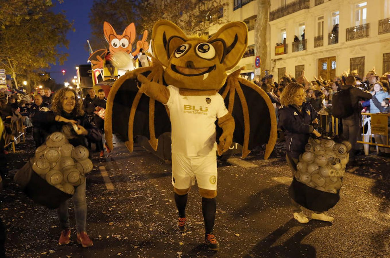 Sus Majestades de Oriente recorren todo el centro de la ciudad en la noche más mágica del año