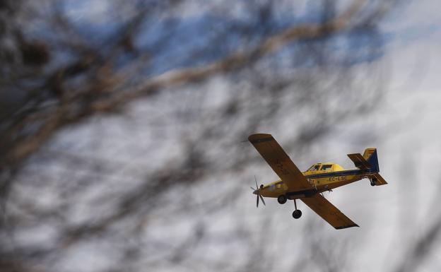 Un avión actúa en el incedio de 2017 en la sierra de la Calderona. 