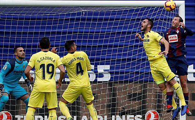El delantero del Eibar Iván Sergio Enrich (d), lucha un balón con el defensa del Villarreal Víctor Ruiz. 