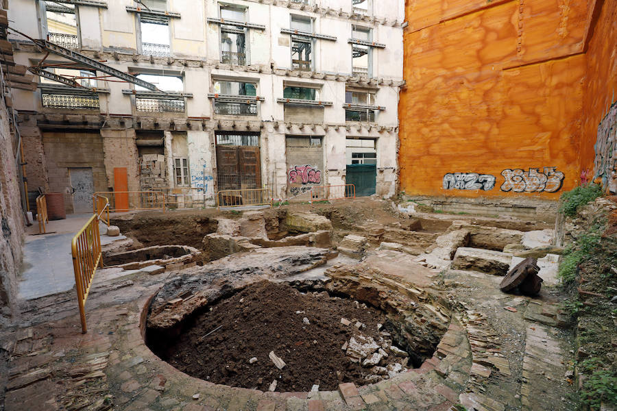 Hasta 13 tumbas completas de una necrópolis islámica han salido a la luz en una excavación realizada los últimos dos meses en el número 2 de la plaza del Árbol de Valencia, en el barrio del Carmen, donde la Generalitat ha reactivado la construcción de ocho viviendas paralizada hace años por la crisis económica. 