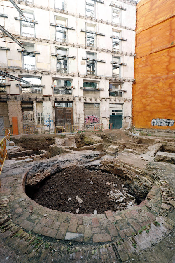 Hasta 13 tumbas completas de una necrópolis islámica han salido a la luz en una excavación realizada los últimos dos meses en el número 2 de la plaza del Árbol de Valencia, en el barrio del Carmen, donde la Generalitat ha reactivado la construcción de ocho viviendas paralizada hace años por la crisis económica. 