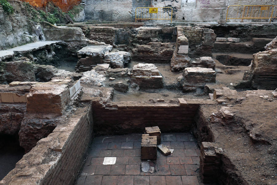 Hasta 13 tumbas completas de una necrópolis islámica han salido a la luz en una excavación realizada los últimos dos meses en el número 2 de la plaza del Árbol de Valencia, en el barrio del Carmen, donde la Generalitat ha reactivado la construcción de ocho viviendas paralizada hace años por la crisis económica. 