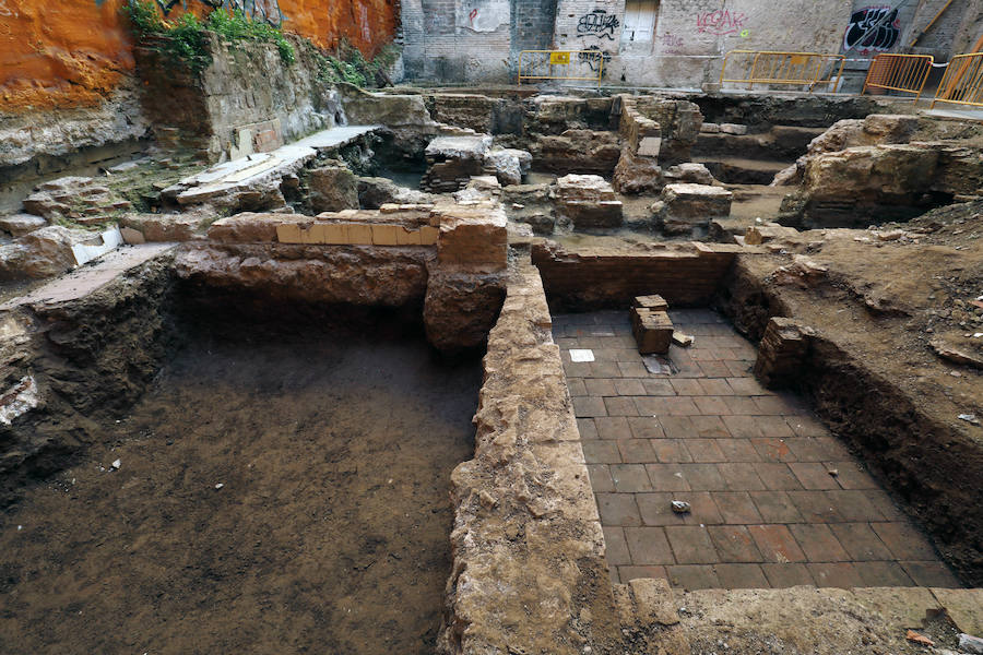 Hasta 13 tumbas completas de una necrópolis islámica han salido a la luz en una excavación realizada los últimos dos meses en el número 2 de la plaza del Árbol de Valencia, en el barrio del Carmen, donde la Generalitat ha reactivado la construcción de ocho viviendas paralizada hace años por la crisis económica. 