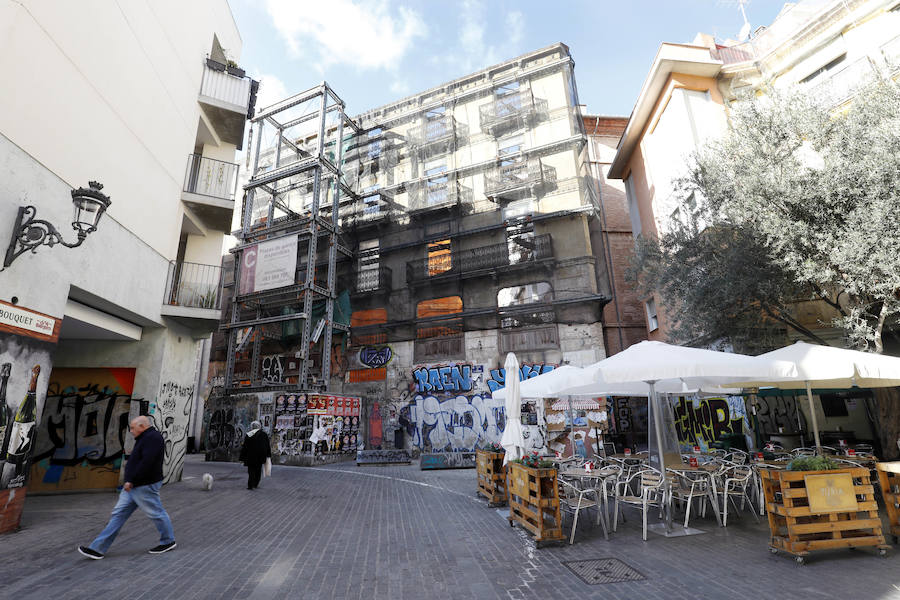 Hasta 13 tumbas completas de una necrópolis islámica han salido a la luz en una excavación realizada los últimos dos meses en el número 2 de la plaza del Árbol de Valencia, en el barrio del Carmen, donde la Generalitat ha reactivado la construcción de ocho viviendas paralizada hace años por la crisis económica. 