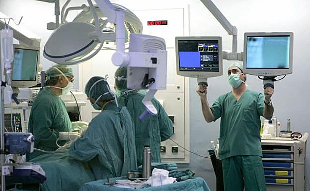 Sanitarios en el quirófano de un hospital. 