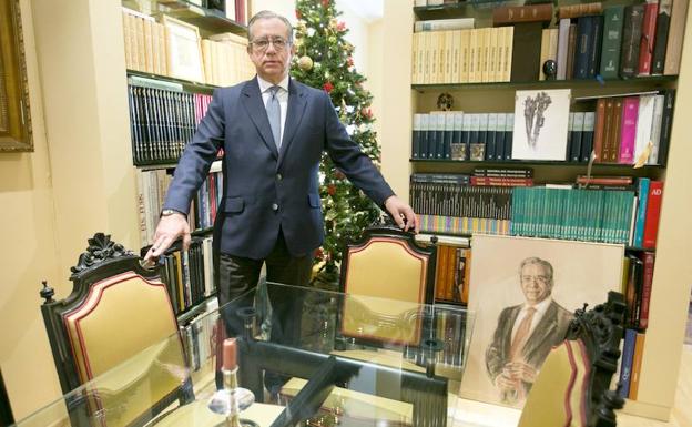 Vicente Garrido, junto a una de las bibliotecas de su casa en su mayoría ocupada por libros de Derecho. 