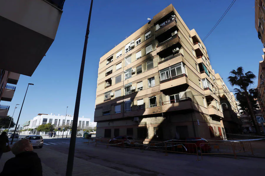 Seis coches ardieron en la tarde del lunes en varios puntos de l'Horta, cinco en Massamagrell y uno en Museros. Dos de ellos estaban aparcados en la calle Llaurador de Massamagrell. El fuego obligó a desalojar parte de la vivienda contigua, al quedar afectada la fachada. Actuaron bomberos de Sagunto, Moncada, La Pobla y Burjassot.