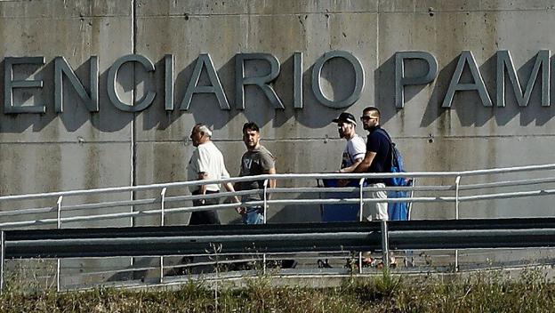 Tres miembros de la 'manada' de los sanfermines abandonan la cárcel de Pamplona. 