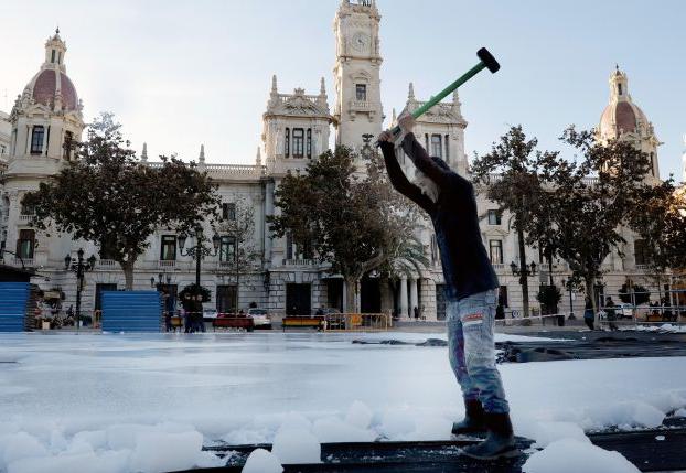 Valencia desmonta la Navidad a mazazos