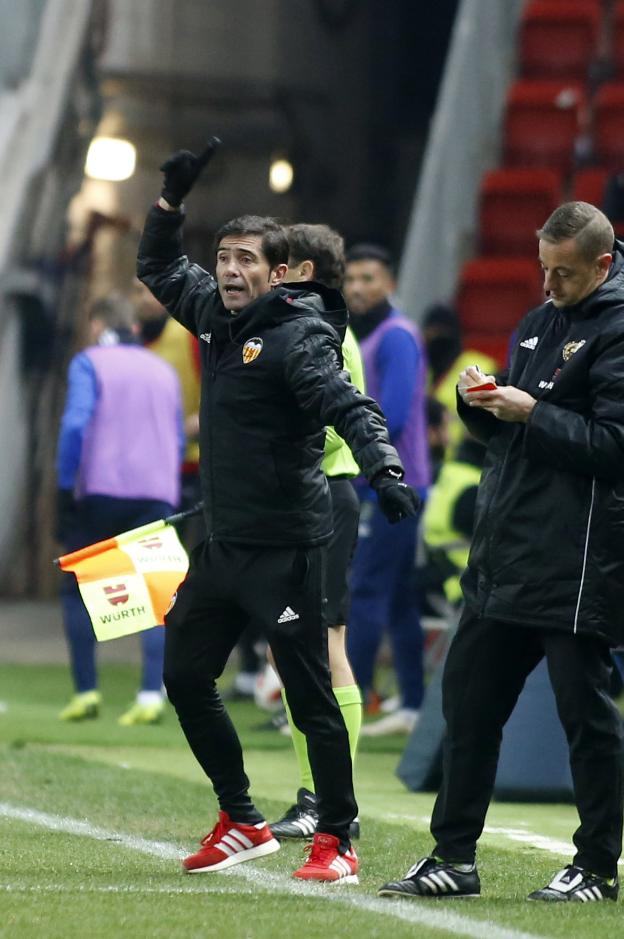 Marcelino da instrucciones en la banda de El Molinón. 