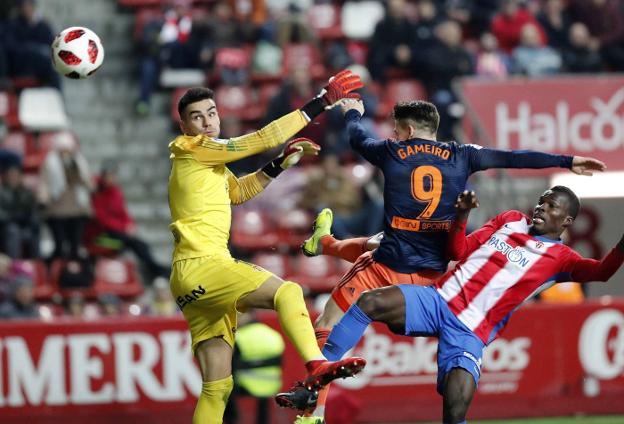 Cabezazo de Gameiro que supuso el gol del Valencia tras la decisión del VAR. 