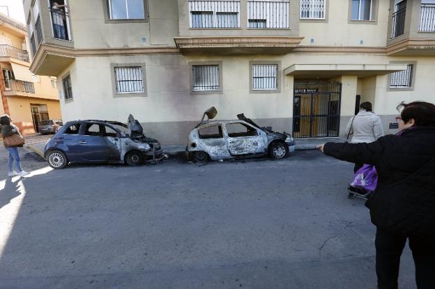 El estado de dos coches estacionados en la calle Francisco Redolat, ayer, tras el incendio. 