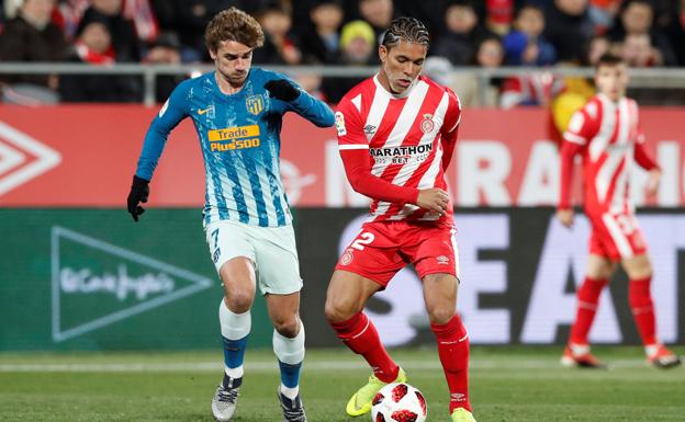 Antoine Griezmann lucha por el balón contra el centrocampista brasileño Douglas Luiz