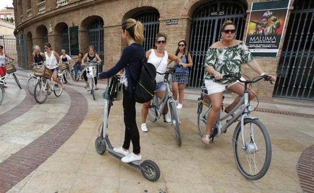 Patinente eléctrico por una zona peatonal