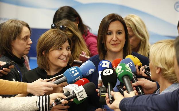 Isabel Bonig y María José Català atienden a los medios. 