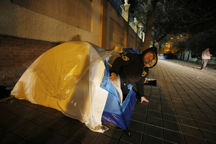 Fotos: Indigentes acampados junto al jardín de las Hespérides de Valencia