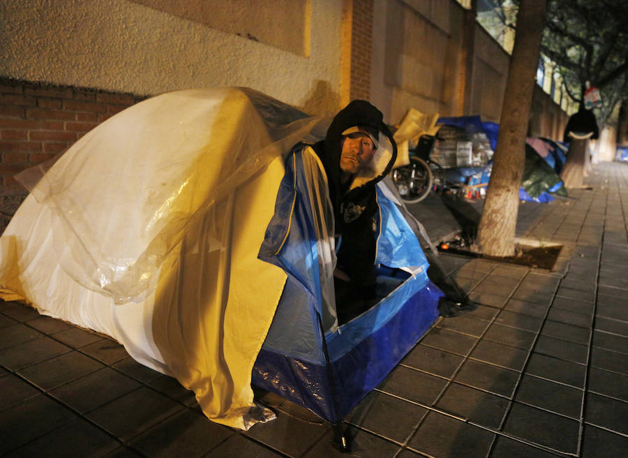 Fotos: Indigentes acampados junto al jardín de las Hespérides de Valencia