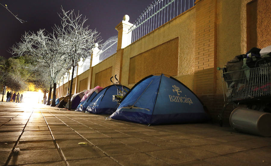 Fotos: Indigentes acampados junto al jardín de las Hespérides de Valencia