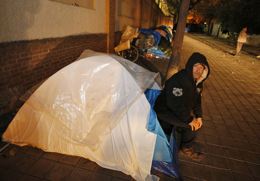 Fotos: Indigentes acampados junto al jardín de las Hespérides de Valencia