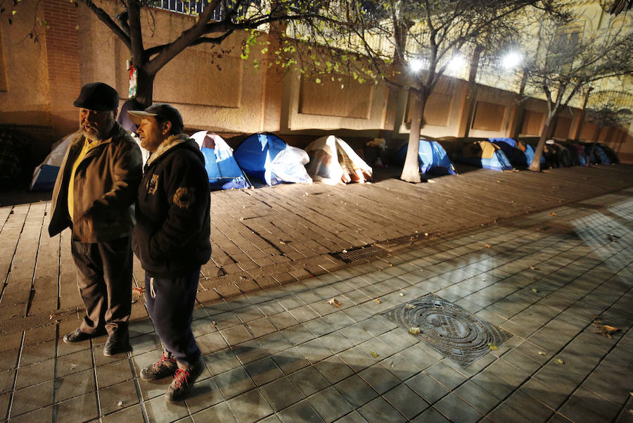 Fotos: Indigentes acampados junto al jardín de las Hespérides de Valencia