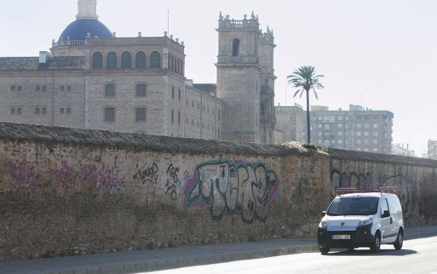 Parte del muro junto a la Biblioteca Valenciana. 
