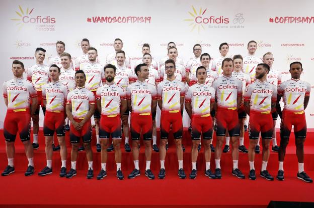 Los ciclistas del Cofidis, durante la presentación de ayer en Valencia. 