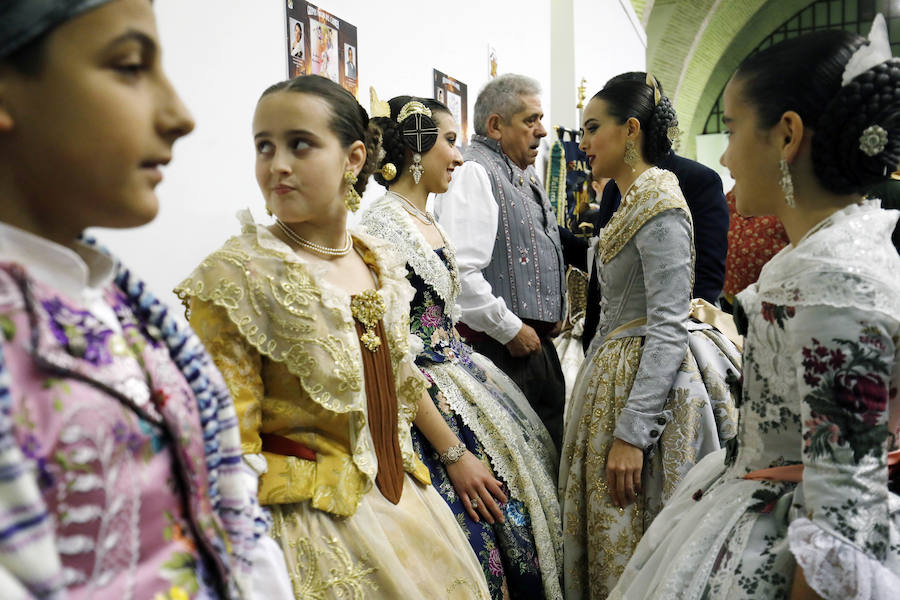 La agrupación del Marítimo ha inaugurado la exposición de bocetos de las fallas que plantarán sus 46 comisiones asociadas. El acto ha tenido lugar en las Reales Atarazanas del Grao, como es ya una tradición, y ha contado con la presencia de las falleras mayores de Valencia, Marina Civera y Sara Larrazábal, y sus cortes que han inaugurado la muestra. Uno de los momentos emotivos es cuando Marina Civera ha coincidido en el saludo con los representantes de su comisión, Barrio San José, y se ha fundido con ellos en un abrazo. Las dos falleras mayores de Valencia han sido las encargadas de realizar la entrega de los premios de laboriosidad y actividad fallera que esta agrupación que preside Pepe Pastor entrega a las diez comisiones que han sido merecedoras de los galardones. Posteriormente, Pastor ha entregado los premios infantiles y mayores a los ganadores de las actividades realizadas durante el ejercicio de 2018-2019. La muestra se podrá ver hasta el domingo. Ese mismo día habrá una muestra de bailes regionales en el interior de las Atarazanas (10.30 h.). Participarán los grupos de las fallas Barrio San José; Doctor J. J. Dómine-Puerto; Progreso-Teatro de la Marina; Blasco Ibáñez-Mestre Ripoll; Aras de Alpuente-Castell de Pop; Arquitecto Alfaro-Francisco Cubells; Barraca-Travesía Iglesia del Rosario, así como los grupos de tabal i dolçaina de las fallas Justo Vilar-Mercado del Cabanyal y Conserva-Berenguer Mallol.